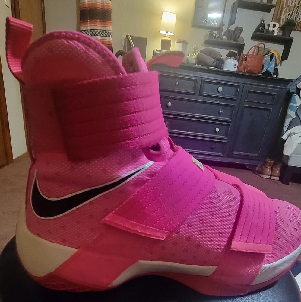 COPY - Nike Lebron cancer awareness